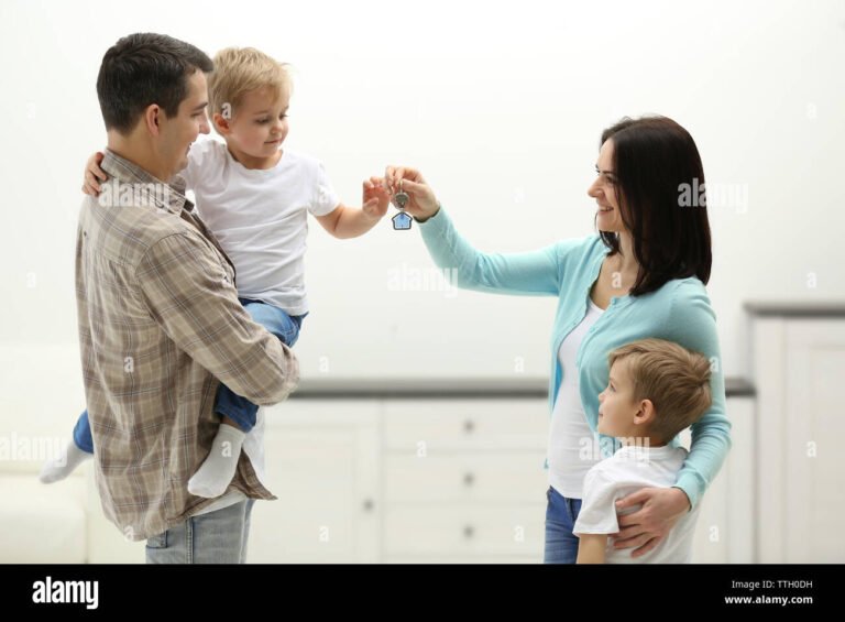 Miten Asunto Osakkeen Lahjoitus Lapselle Toteutetaan Oikein 26 vanhempi luovuttaa avaimet lapselle onnellisena